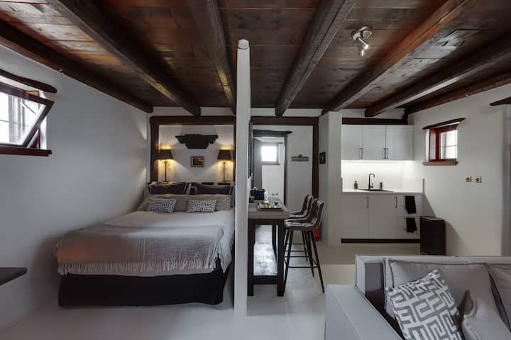 Përmbledhje e Hermitazhit e dhomës së gjumit, kuzhinës dhe barit të mëngjesit. Hyrja e banjës është në sfond.