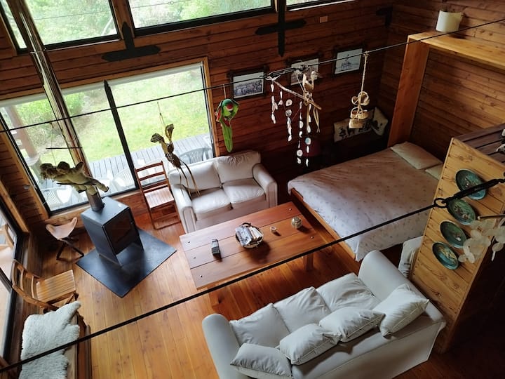 изглед към всекидневната и отвореното разтегателно легло на втория етаж