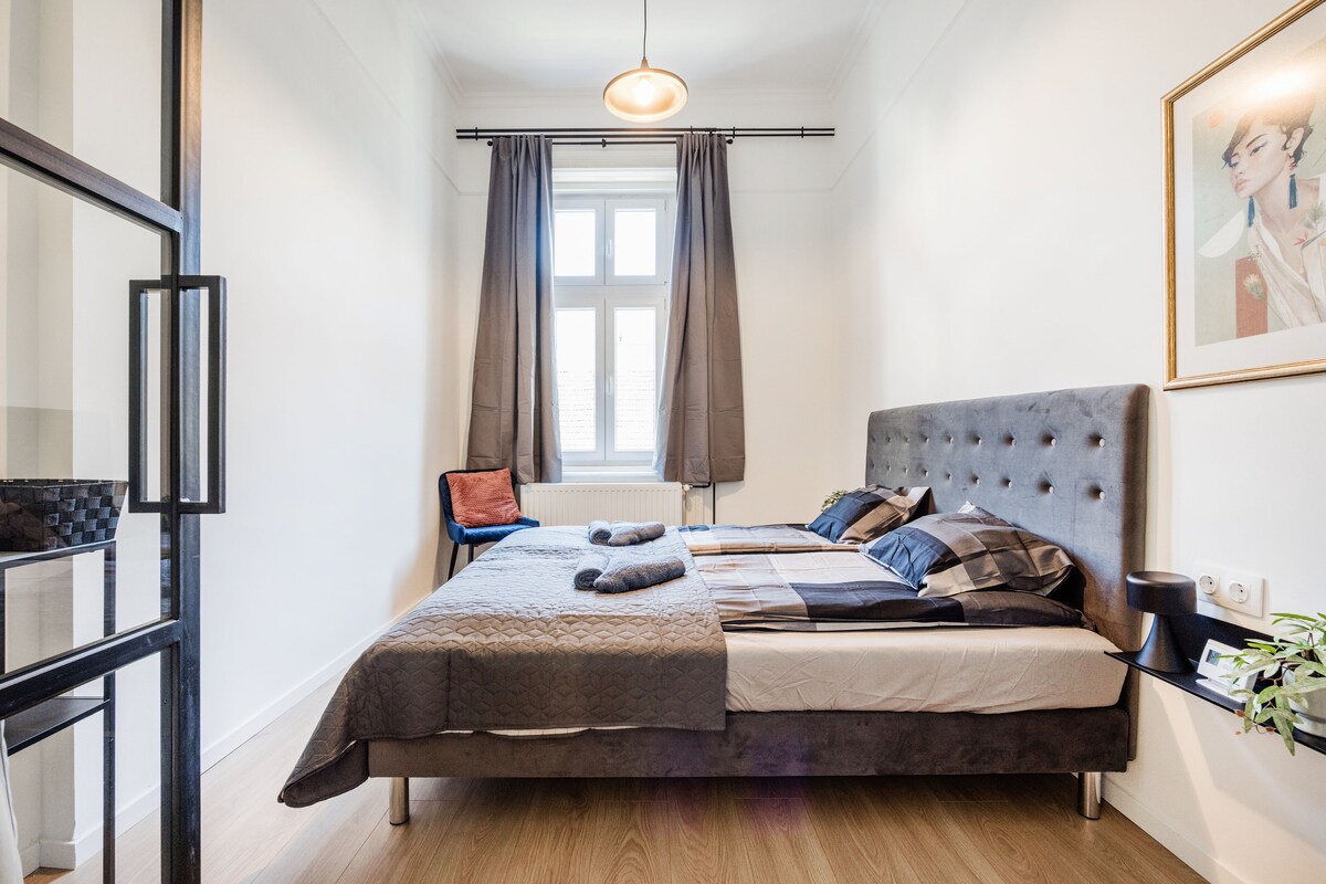 Kitanda cha ukubwa wa King katika chumba cha kulala 1