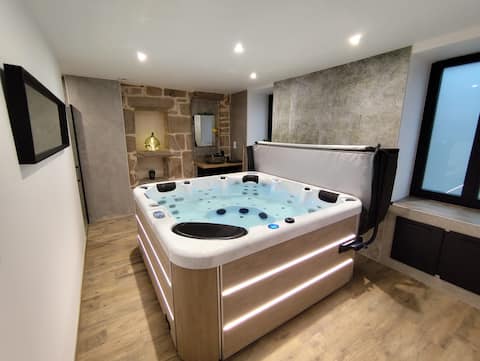 "Le Saint Revert" gite with private HOT TUB