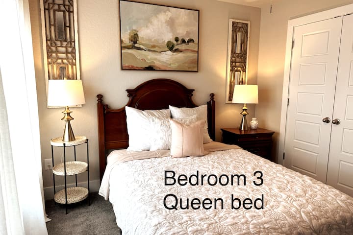 SPAVAĆA SOBA NA KATU 3

Ima privatnu kupaonicu u sobi

Bračni krevet (160x200), dovoljno svjetla, veliki ormar, komoda, 32" SMART TV