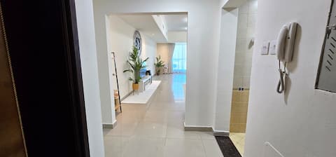 4 Bedroom Flat with Private Pool & Beach Access