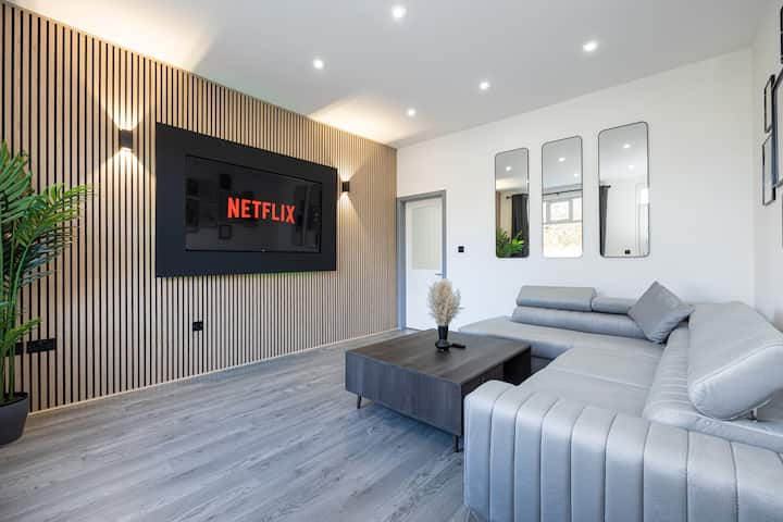 Modern 2br Bolton Flat, Long Stays & Work Friendly - Bolton