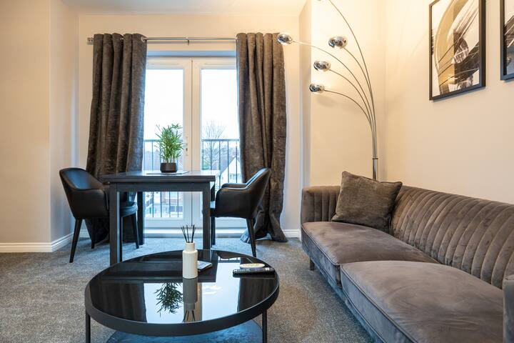 The SandyCroft Free Parking & Close To Airport