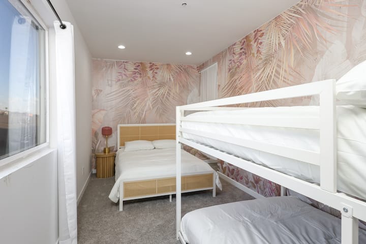 Relájate y recarga energías en esta habitación espaciosa con opciones versátiles para dormir.