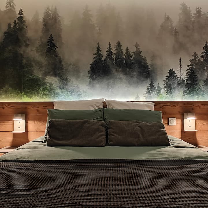 Détendez vous dans cette chambre cosy et son lit de 160 cm. Nous pouvons également faire 2 lits jumeaux sur demande. 