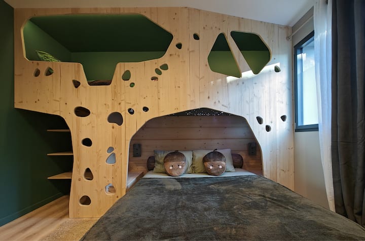 La pièce préférée des petits et des grands enfants ! Un lit simple perché dans la cabane, et un lit de 160 en bas