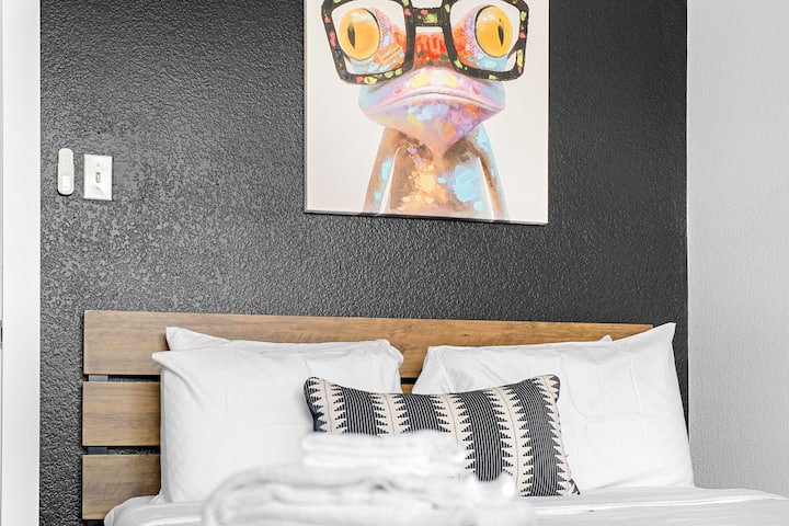 Relájate en el segundo dormitorio con un colchón de espuma queen de apoyo y un amplio vestidor, ideal para huéspedes o estancias prolongadas.