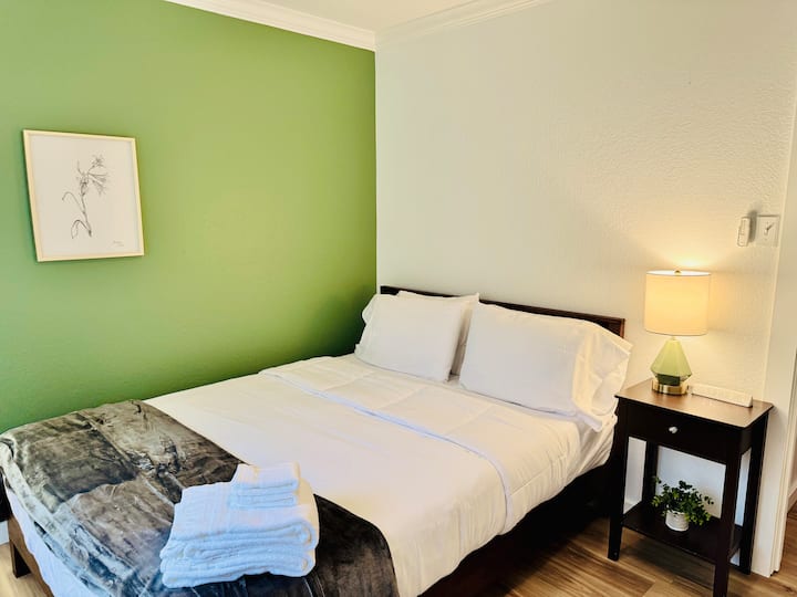 Tercer dormitorio con una cómoda cama tamaño queen y un espacioso vestidor. (¡Próximamente fotos actualizadas!)