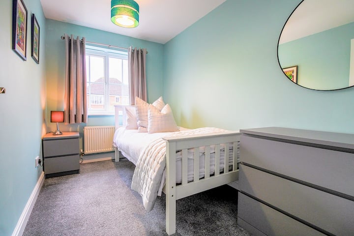 Спалня 3 - Единично легло с чисто спално бельо и кърпи.