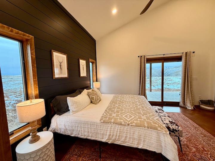 غرفة نوم رئيسية في كوخ رايت ~ سرير كينج وإمكانية الوصول إلى الفناء