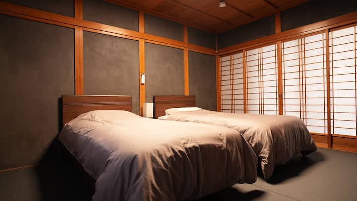 Este es un dormitorio con 2 camas individuales.