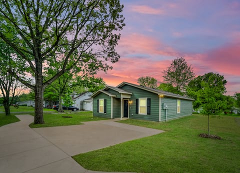 Modern Retreat: King Bed, Fast WiFi, HDTVs