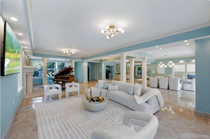 Waterfront Miami Beach Mansion, Bbq, Pool, Gated - Miami, FL