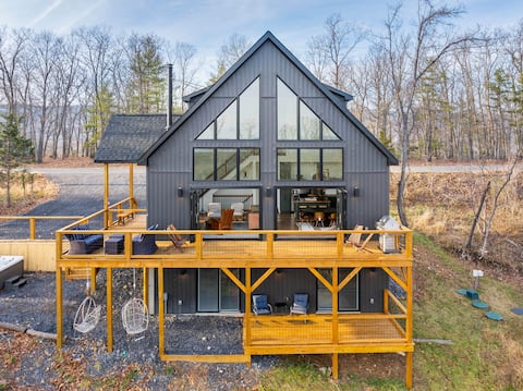 Ridgetop Retreat- Hot Tub, Arcade, Fire Pit, Views