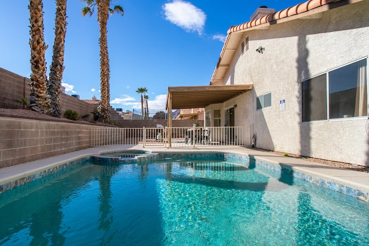 The Stunner - Cozy Fireplace and Pool + Heated Spa - Houses for Rent in ...