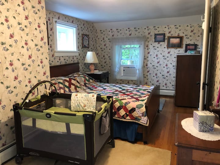 Druhá spálňa má prístelku s detskou postieľkou, ktorá je uložená v skrini, keď sa nepoužíva.