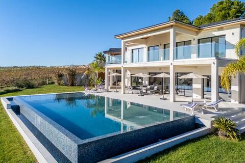 Villa SCL – Heated mirror pool in vineyard