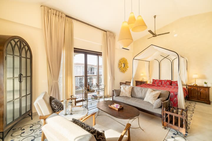 חדר שינה ראשי רחב ידיים עם מיטת פוסטר מפוארת ואזור ישיבה נעים ומרפסת ריצה. הסוויטה המדהימה הזו עולה ללא מאמץ על חדרי השינה הראשיים של וילות אחרות בסגנון ובנוחות.