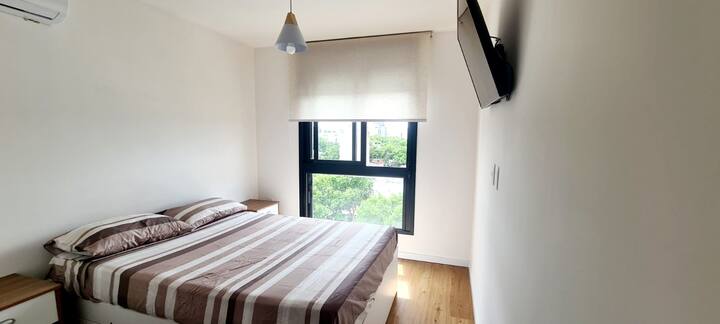 חדר שינה נוח עם מיטת קינג סייז, טלוויזיה, מיזוג אוויר ושלט בשפע כדי לארגן את החפצים שלכם. ליהנות מפרטיות ומבקרת תאורה עם תריסי מסך ווילונות. המקום האידיאלי לנוח ולהירגע במהלך השהייה.