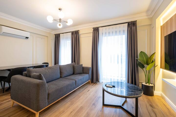 Stylish & Modern 2 Bdr. in City Centre gallery image 2