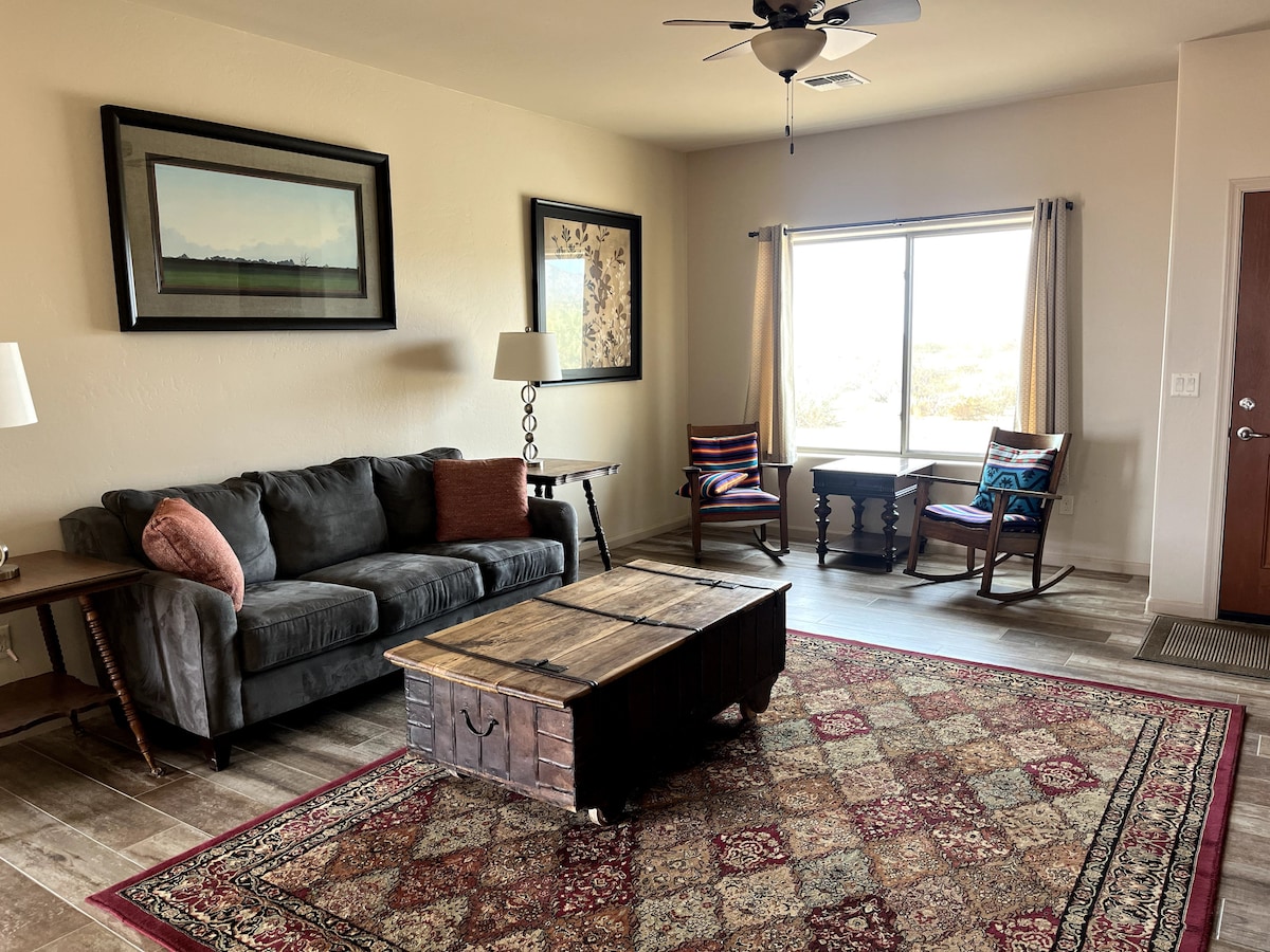 Hap konceptin e ambientit të ndenjjes/ngrënies me televizor me ekran të madh, wifi dhe dyer të mëdha oborri që hapen në verandë dhe vaskë me hidromasazh të mobiluar plotësisht. Hapësirë e dedikuar zyre, materiale leximi dhe lojëra. Dritare me pamje nga perëndimi për të shijuar perëndimet spektakolare të diellit! 