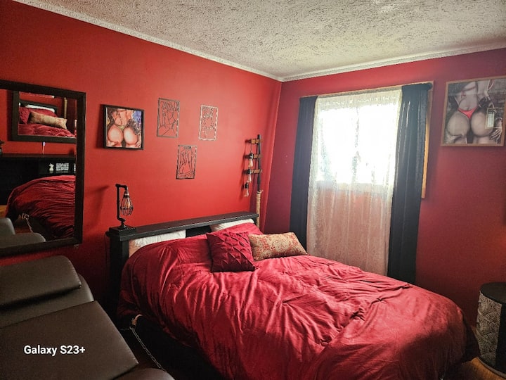 The Red Room
انطلق إلى ملاذ جريء وحميمي مصمم للأزواج الذين يبحثون عن الرومانسية والمغامرة. يتميز هذا المسكن بسرير قوي ومرآتين وإضاءة محيطة وكرسي يوغا فريد من نوعه، وهو مصمم للعاطفة والاسترخاء واللحظات التي لا تنسى