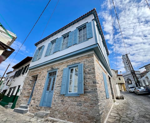 The Blue House - Traditional House in the old town