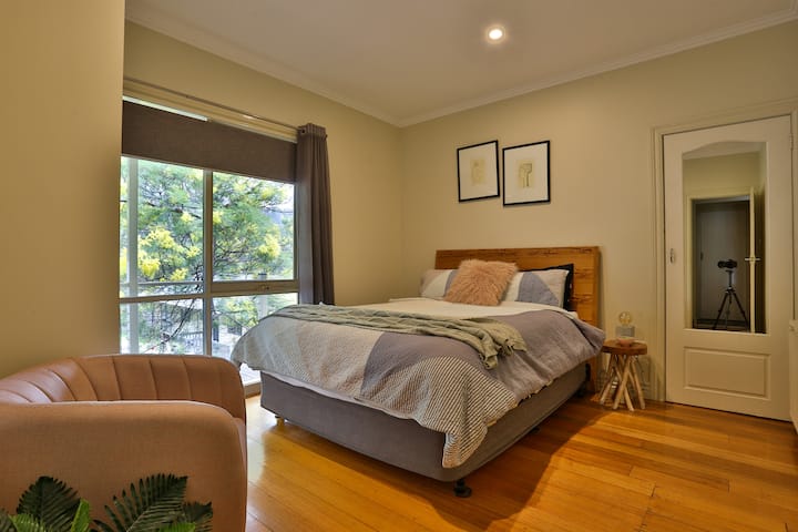 ห้องนอนที่ 2 
เตียงควีนไซส์ 