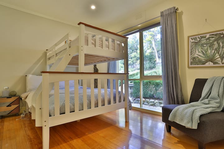 ห้องนอน 3
เตียงคู่พร้อมเตียงสองชั้นเดี่ยว 