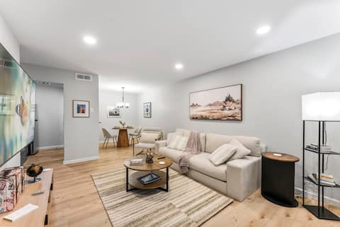 Top Airbnb: Cozy 2 Bedroom Condo in Oak Lawn/Turtle Creek in Perry Heights
