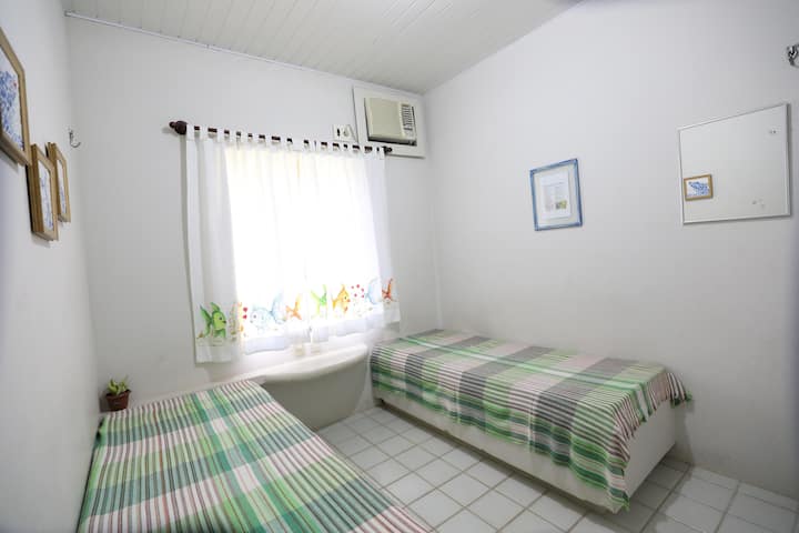 الرابع DESIDERATHA

- 2 سرير فردي
- سرير إضافي (فردي)
- 3 وسائد
خزانة ملابس
مكيف هواء
- Ventilador
- مرآة