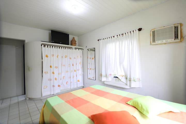 جناح فيدا 

- تلفزيون 32بوصة مع هوائي محلي
- سرير مزدوج
- سريران مساعدان (بعرض 0.7 متر لكل منهما)
- 4 وسائد
- خزانة ملابس (مع مكان لتعليق الملابس)
- مكواة وطاولة لكي الملابس
- مرآة