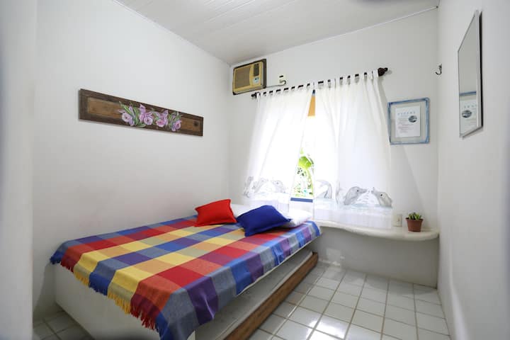 الانتظار في غرفة النوم 

- سرير مزدوج
- سرير إضافي (فردي)
- 3 وسائد
خزانة ملابس
مكيف هواء
- Ventilador
- مرآة