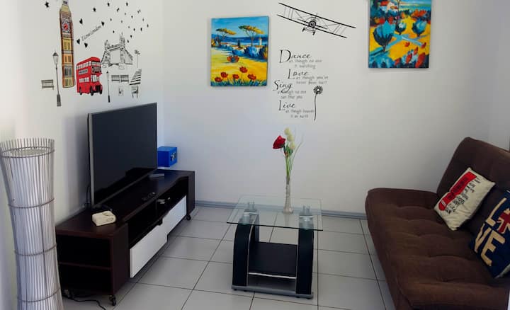 صالون مع سرير أريكة. تلفزيون 102 سم 