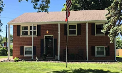 Charming Colonial-Stellantis & Champ Park Sleep 8+