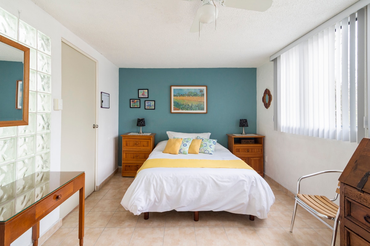 Ფართო და ნათელი ცალკე ოთახი ინტეგრირებული სააბაზანოთი.  Საწოლი ორადგილიანი კუთხით.  