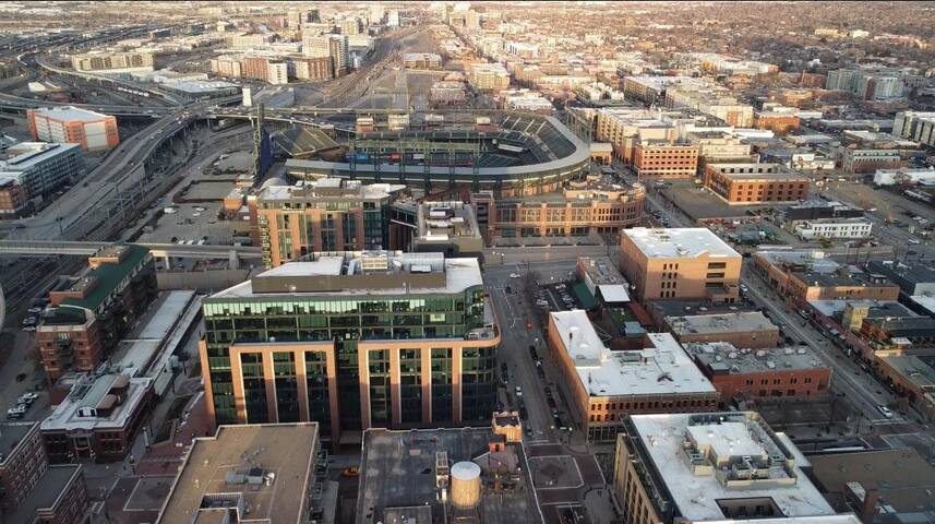 Downtown Denver Luxury 2BR w/ Gym Sauna & Parking gallery image 3