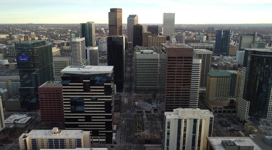 Downtown Denver Luxury 2BR w/ Gym Sauna & Parking gallery image 5