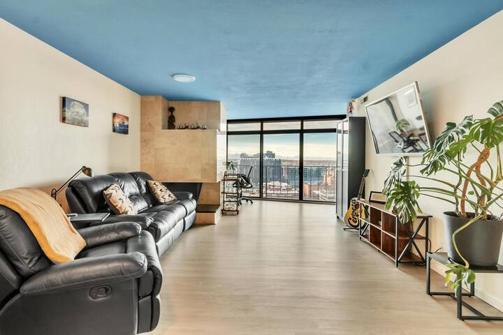 Downtown Denver Luxury 2BR w/ Gym Sauna & Parking gallery image 2