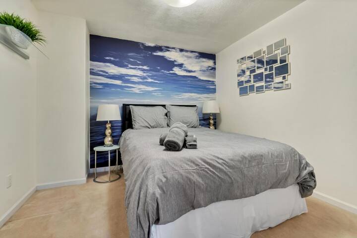 Downtown Denver Luxury 2BR w/ Gym Sauna & Parking gallery image 4