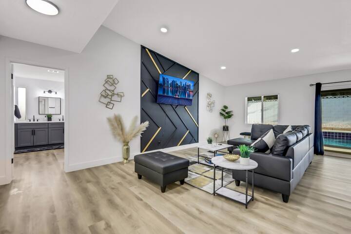 Entire home W/ POOL and GAME ROOM! Near Strip! gallery image 5