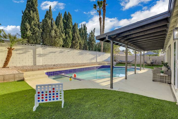 Entire home W/ POOL and GAME ROOM! Near Strip! gallery image 3