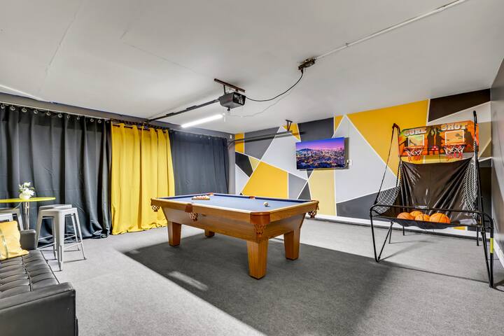 Entire home W/ POOL and GAME ROOM! Near Strip! gallery image 2