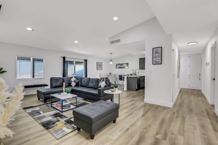 Entire home W/ POOL and GAME ROOM! Near Strip!