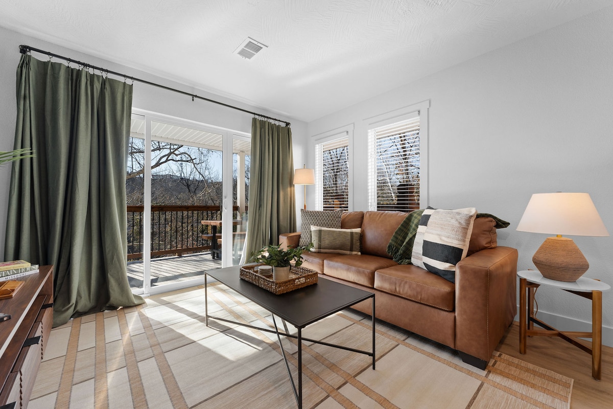 Charmant salon, avec un canapé-lit queen disponible. 