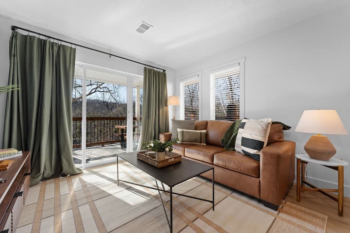 Šarmantan dnevni boravak s kaučem za spavanje s bračnim krevetom. 