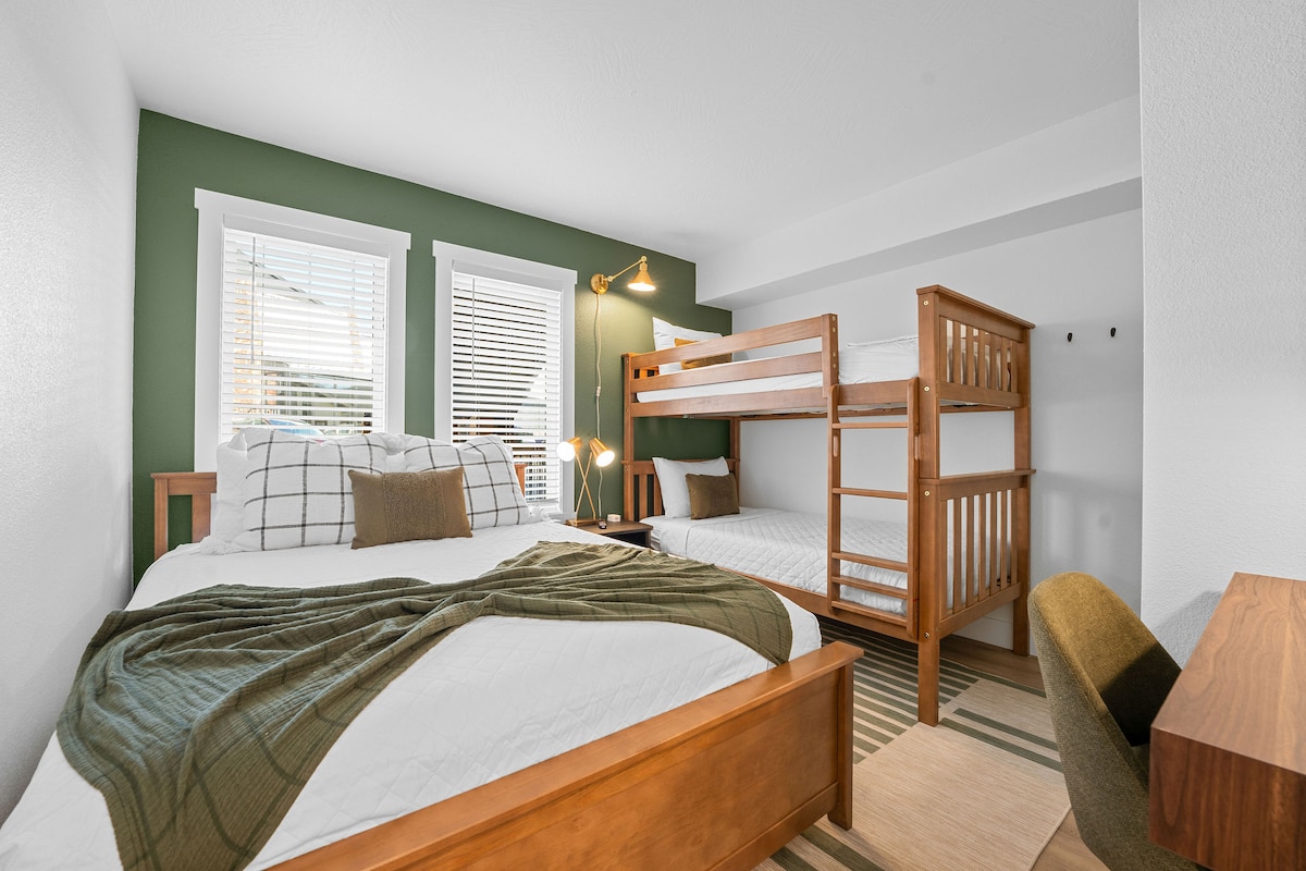 Chambre confortable avec lits superposés en bois robustes, idéal pour les familles ou les séjours de groupe. Il y a également un bureau disponible et une télévision 4K. 