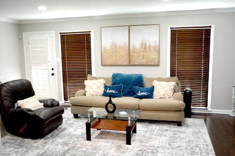 Top Airbnb: Centrally Located 2BR/2BA Reliant/Med Ctr/Hobby in Greater Ost / South Union
