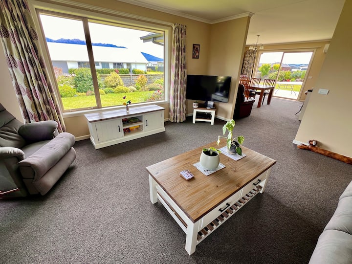 Spacious & Entire Home With Full Mountain Views - Te Anau